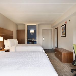 Standard Queen Room Two Queen Beds Tub Mobility or Communications Accessible
